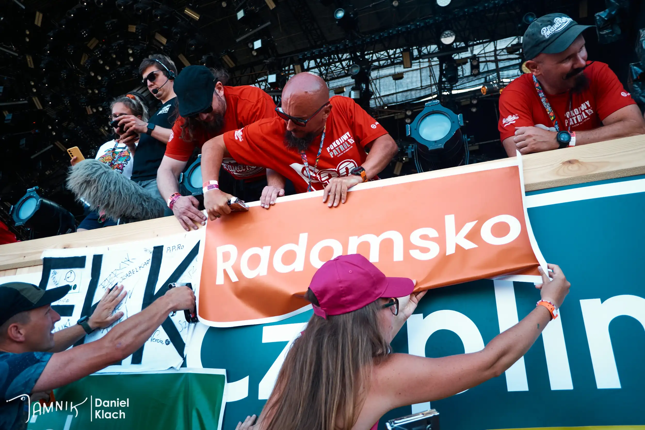 Uczestnicy Pol'and'Rock Festival niosą flagi w stronę Dużej Sceny