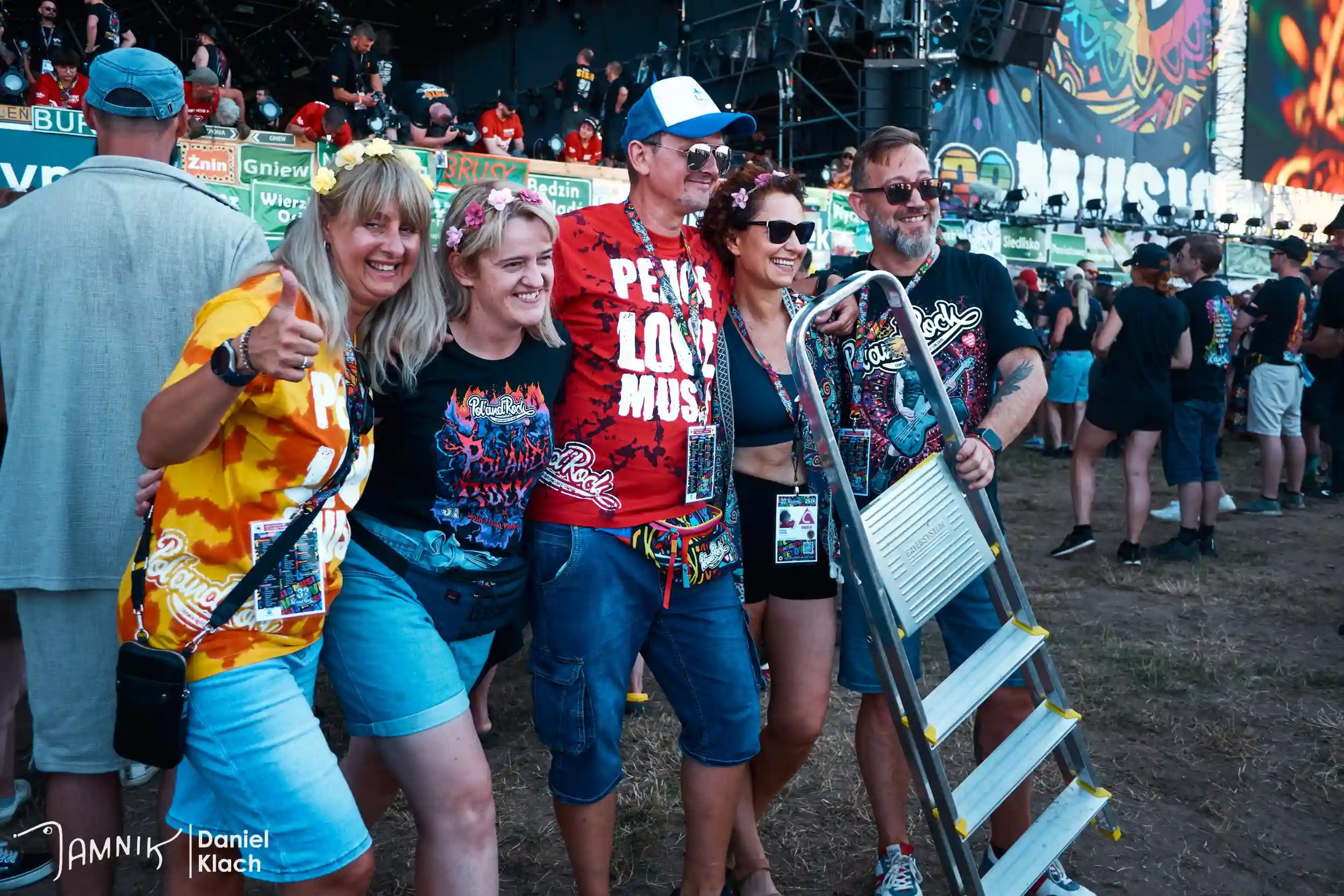 Festiwalowicze przygotowują flagi do umieszczenia na scenie