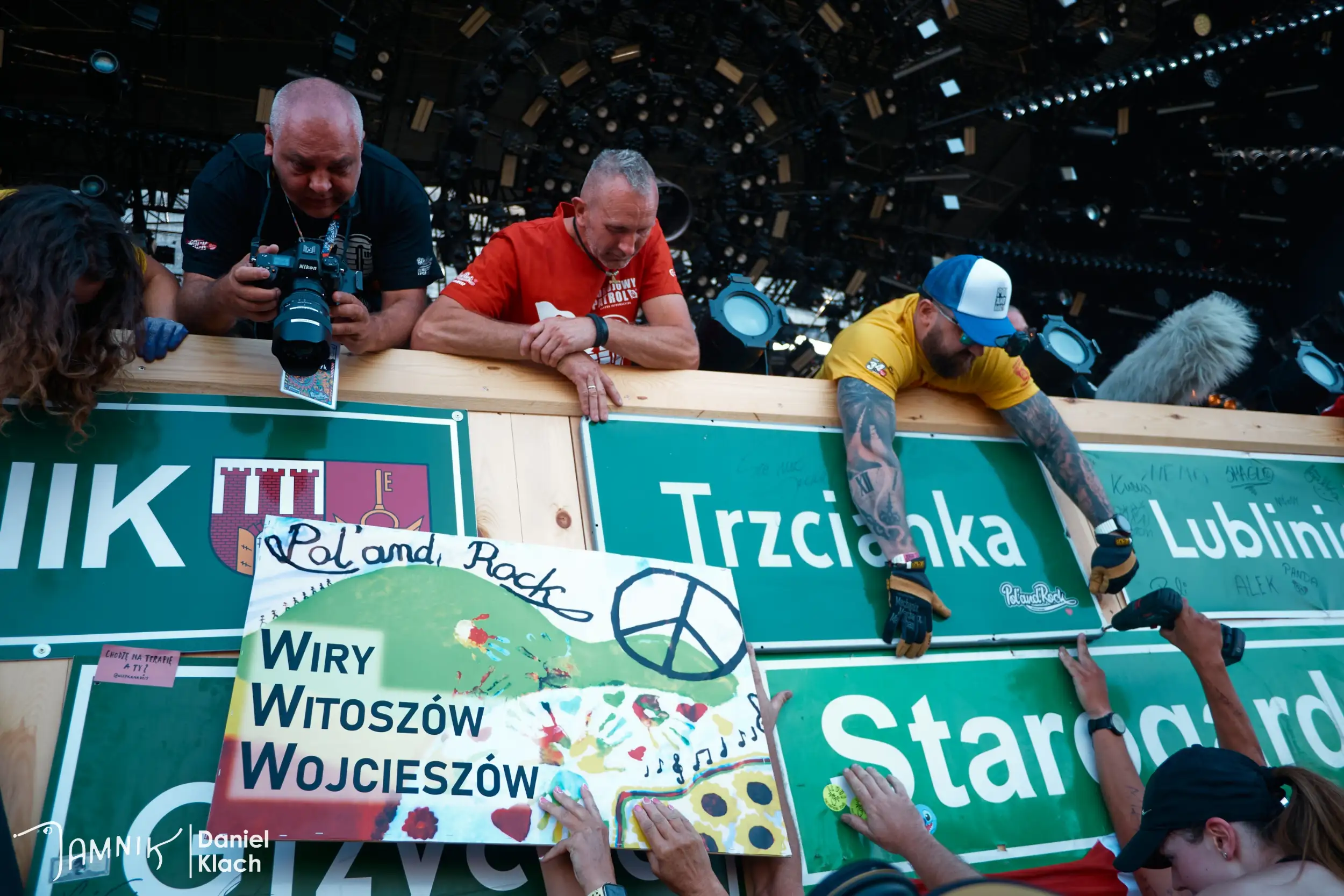 Festiwalowicze podczas tradycyjnego przybijania flag