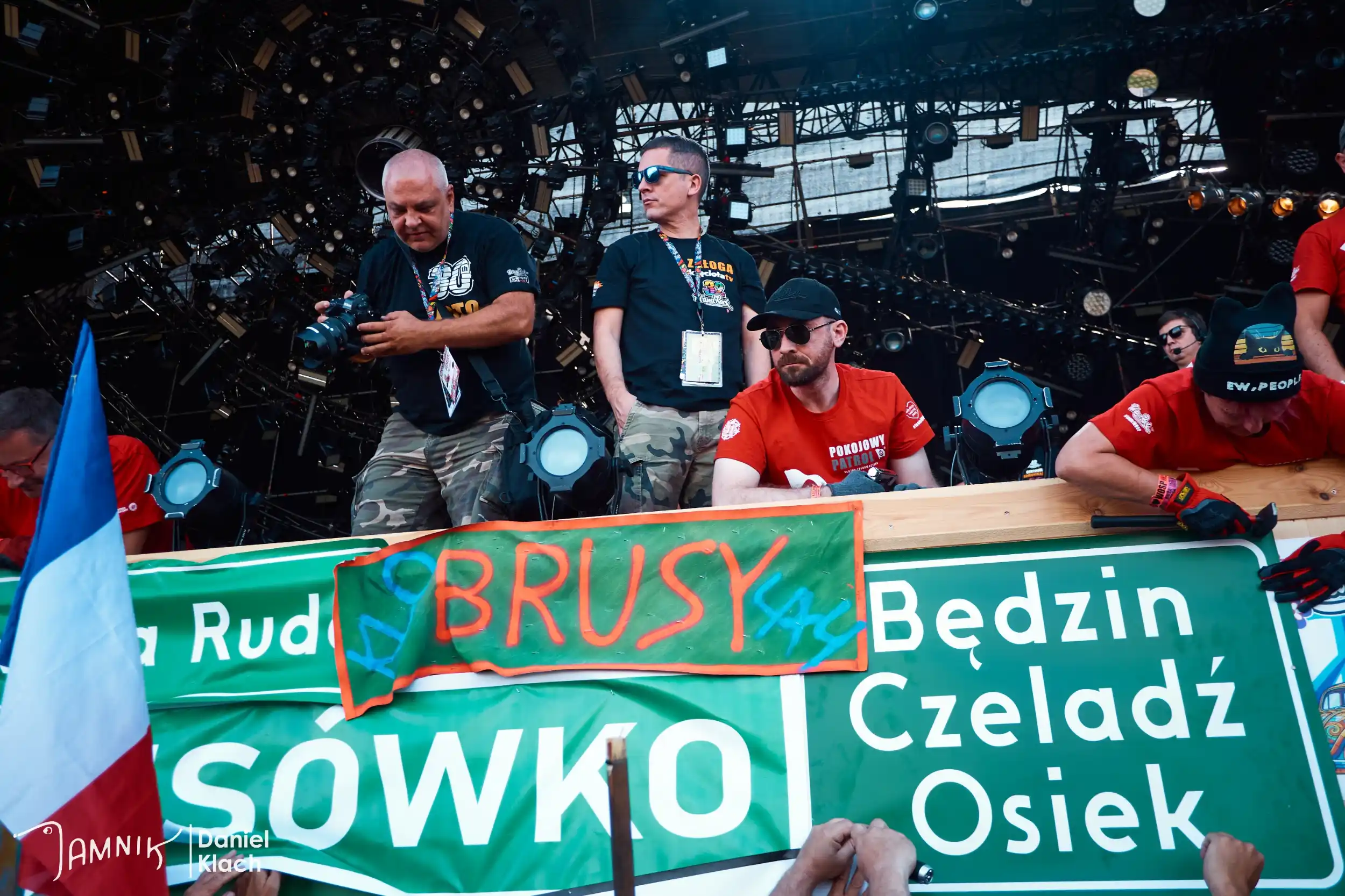 Uczestnicy niosą tablice z nazwami miejscowości