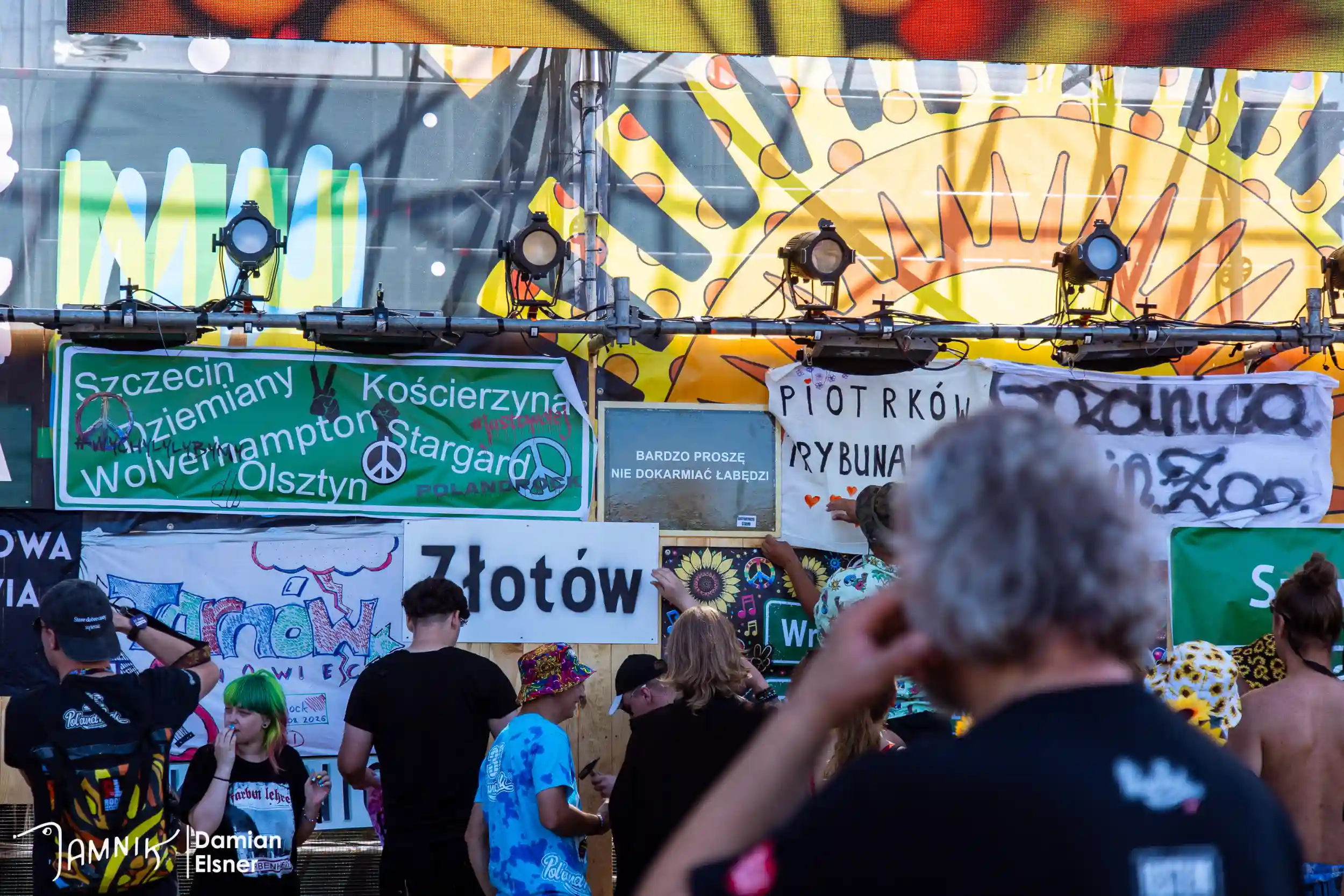 Tablice miejscowości umieszczane na scenie festiwalu