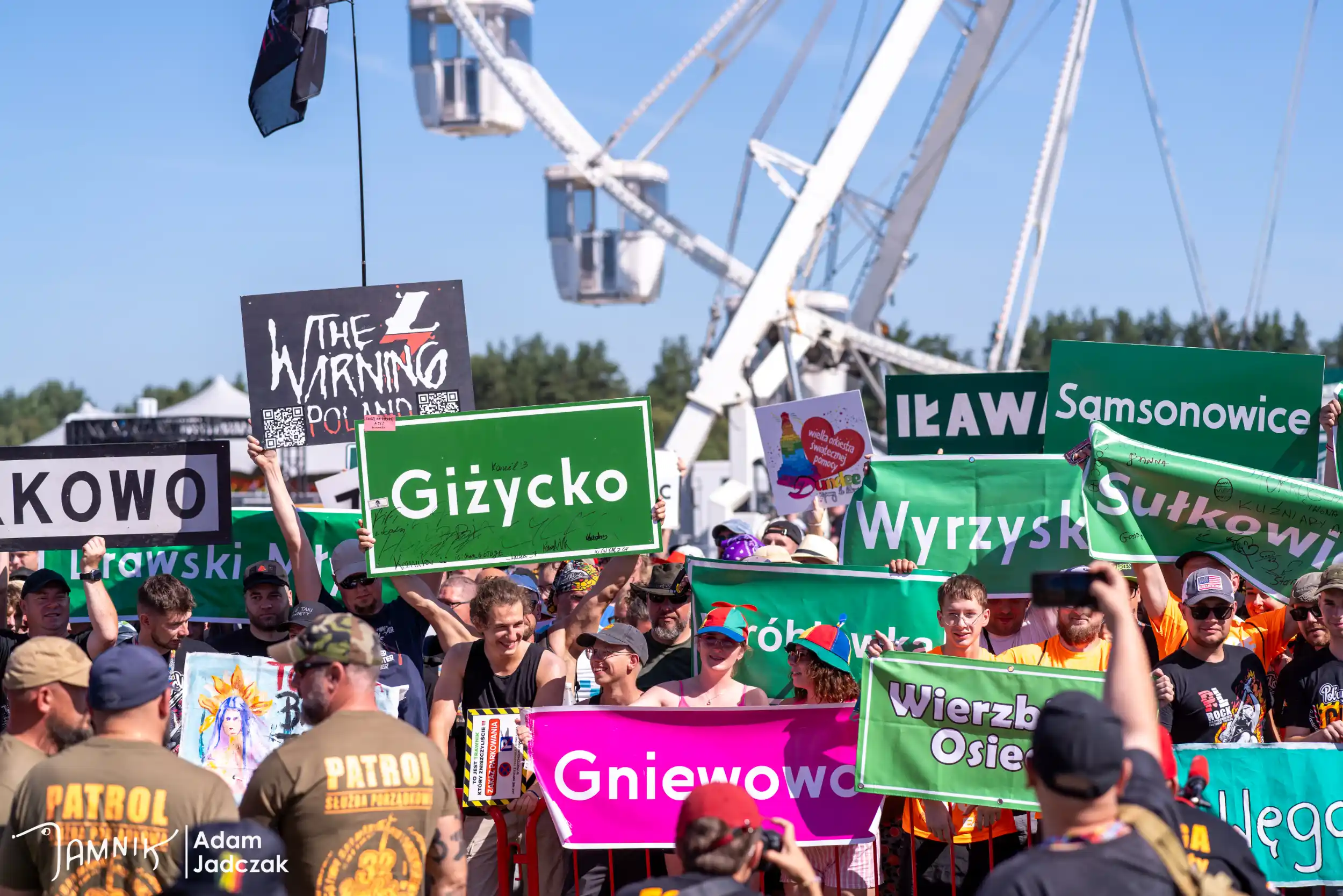 Uczestnicy wspólnie dekorują Dużą Scenę