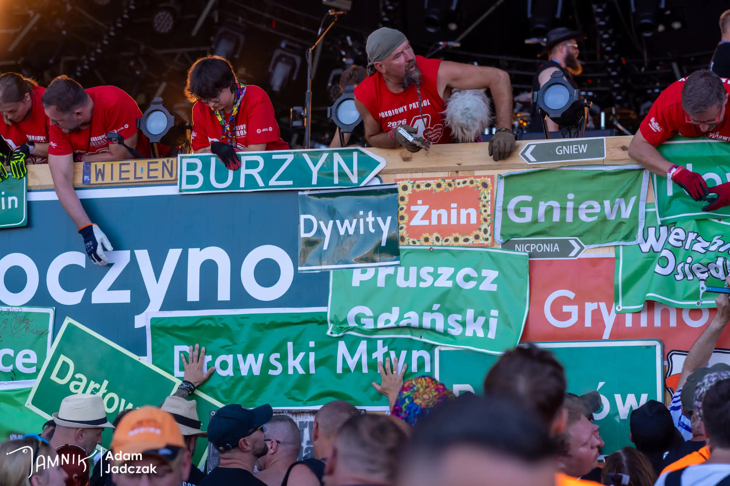 Festiwalowa atmosfera podczas przybijania flag
