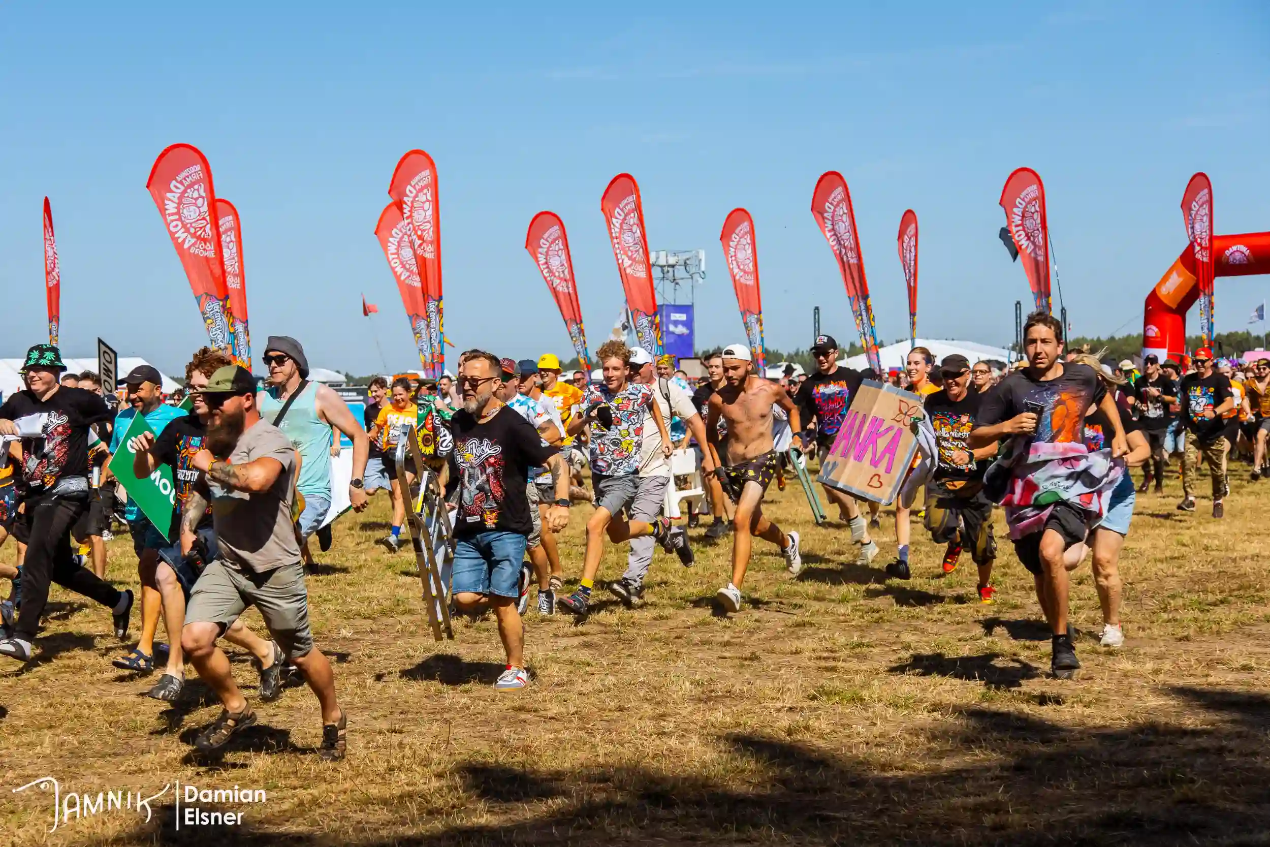 Kolorowe symbole ekip festiwalowych
